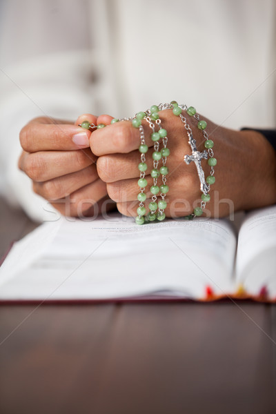 Rezando manos mujer rosario Biblia Foto stock © wavebreak_media