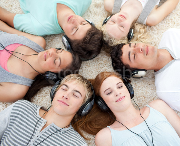 Foto stock: Adolescentes · ouvir · música · jovem · feliz · estudante