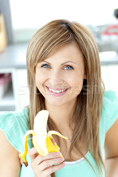 Sonriendo jóvenes plátano mirando cámara Foto stock © wavebreak_media