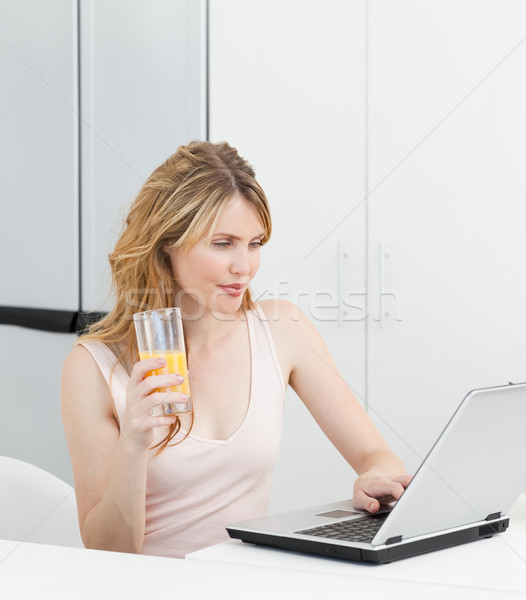 Frau trinken schauen Laptop home Business Stock foto © wavebreak_media