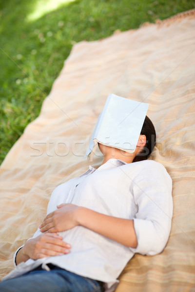 Mujer dormir libro parque sonrisa cara Foto stock © wavebreak_media