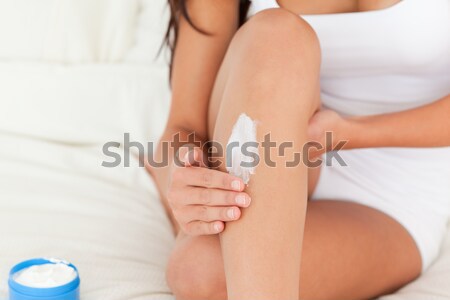 ストックフォト: 女性 · クリーム · 脚 · ベッド · 手 · 幸せ