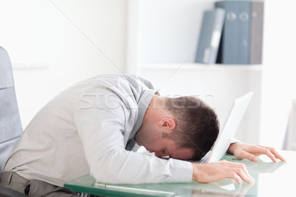 過重労働の 小さな ビジネスマン 昼寝 ノートパソコン ストックフォト © wavebreak_media