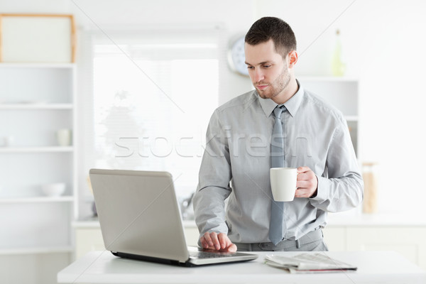 Stockfoto: Zakenman · met · behulp · van · laptop · drinken · koffie · keuken · business