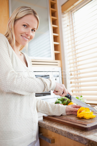 [[stock_photo]]: Femme · souriante · jaune · poivre · cloche · cuisine