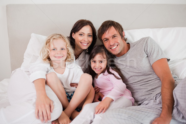 幸せな家族 ポーズ ベッド 見える カメラ 家族 ストックフォト © wavebreak_media
