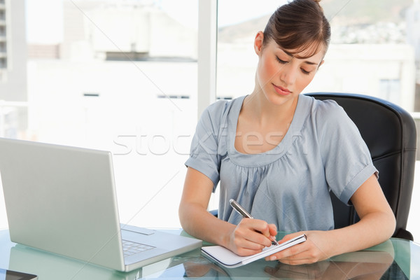 Femme d'affaires bureau note vers le bas notepad affaires [[stock_photo]] © wavebreak_media