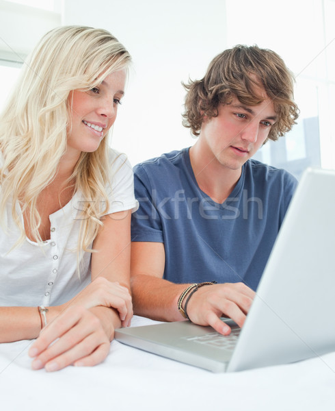 Paar mit Laptop zusammen sitzen Lächeln home Stock foto © wavebreak_media
