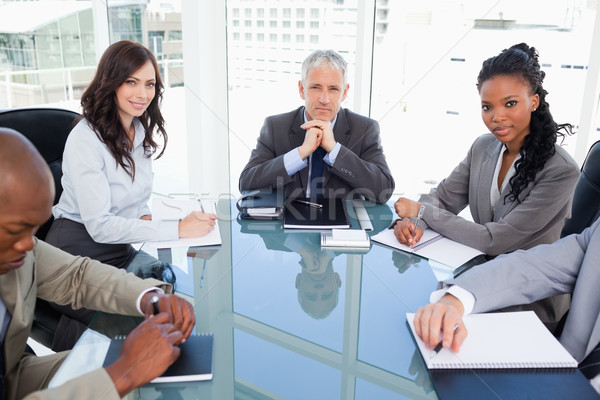 Foto stock: Equipo · de · negocios · de · trabajo · sesión · escritorio · oficina · papel