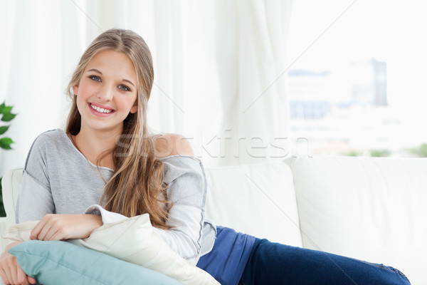 Zâmbitor fată canapea aparat foto acasă Imagine de stoc © wavebreak_media