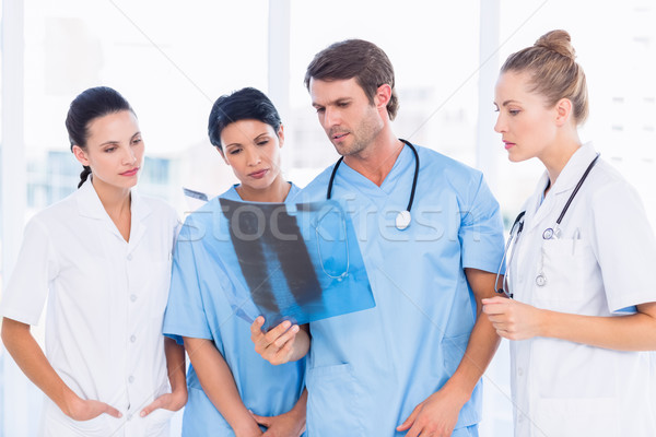 Groupe médecins chirurgiens xray lumineuses [[stock_photo]] © wavebreak_media