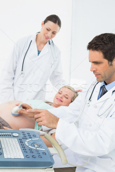 Animado mulher grávida ultra-som esquadrinhar hospital homem Foto stock © wavebreak_media