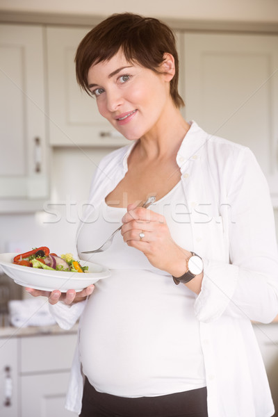 Femeie gravida castron salată acasă bucătărie fericit Imagine de stoc © wavebreak_media