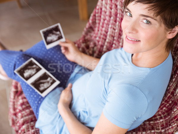 Foto d'archivio: Donna · incinta · guardando · ultrasuoni · home · soggiorno · casa