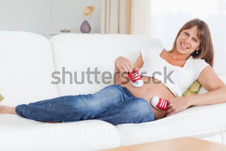 Terhes nő megnyugtató ágy otthon terhes lámpa Stock fotó © wavebreak_media