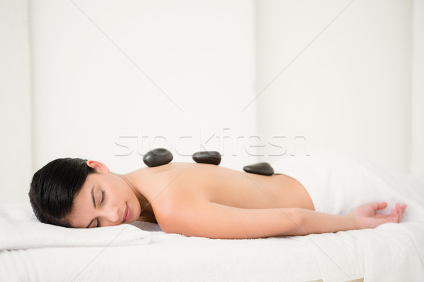 Mooie vrouw genieten hot steen massage spa Stockfoto © wavebreak_media