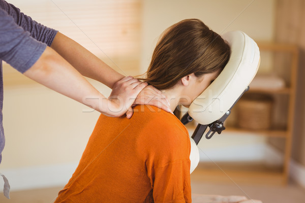 Jeune femme massage président thérapie chambre femme Photo stock © wavebreak_media