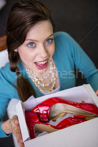 Stock fotó: Nő · mutat · doboz · piros · cipők · divat