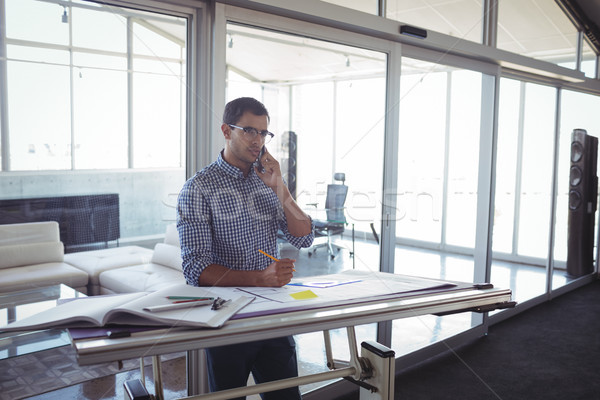 Homme architecte d'intérieur parler mobiles bureau travail [[stock_photo]] © wavebreak_media