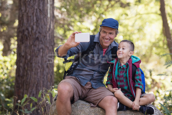 Fericit tată şedinţei băiat stâncă Imagine de stoc © wavebreak_media