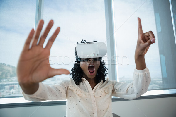 Feminino executivo virtual realidade fone escritório Foto stock © wavebreak_media