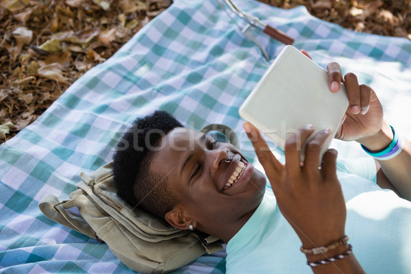 Férfi digitális piknik pokróc park művészet bicikli Stock fotó © wavebreak_media