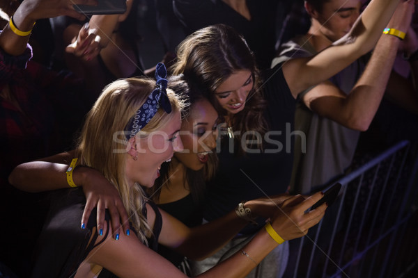 Foto stock: Grupo · amigos · viendo · toma