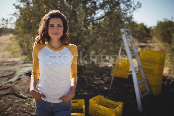 Fiatal nő áll olajbogyó farm napos idő portré Stock fotó © wavebreak_media