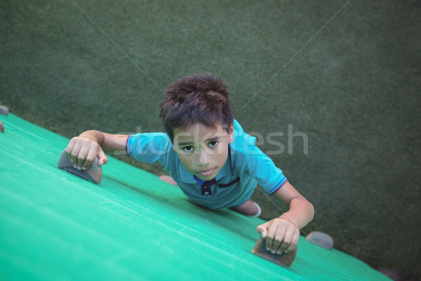 Ritratto ragazzo climbing verde muro Foto d'archivio © wavebreak_media