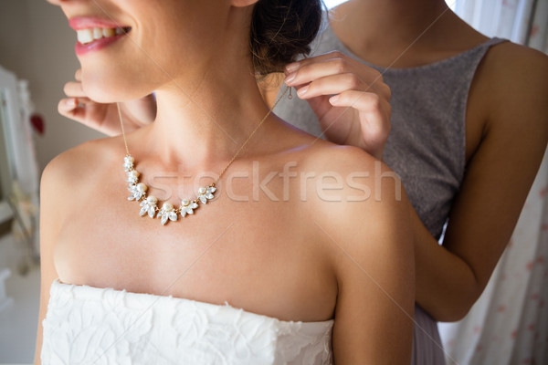 подружка невесты невеста ожерелье комнату гардеробная свадьба Сток-фото © wavebreak_media