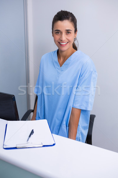 Ritratto sorridere medico piedi desk muro Foto d'archivio © wavebreak_media