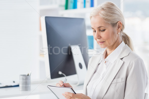 Női terapeuta ír jegyzetek fókuszált iroda Stock fotó © wavebreak_media