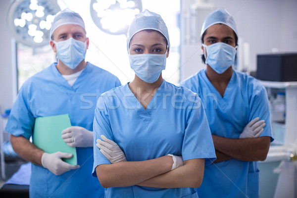 Foto stock: Retrato · femenino · cirujano · pie · los · brazos · cruzados · operación