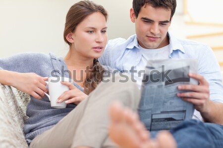 [[stock_photo]]: Couple · téléphone · portable · canapé · salon · femme · internet