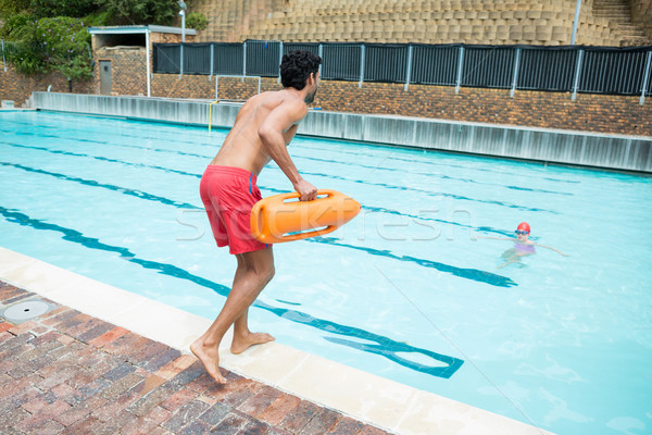 Badmeester springen zwembad redding jongen Stockfoto © wavebreak_media
