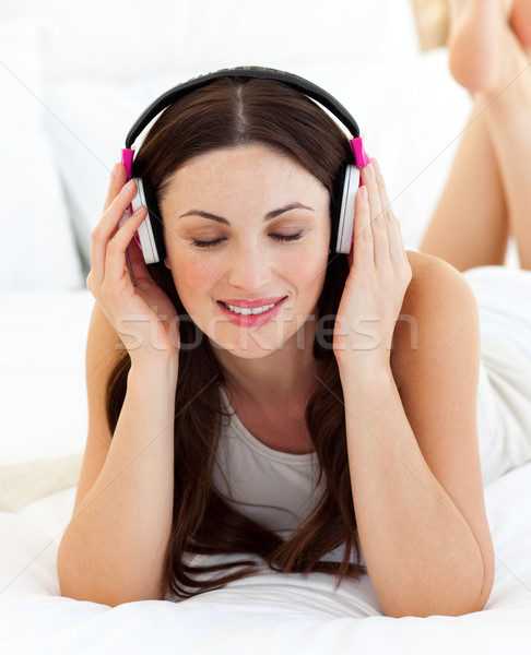Cichy kobieta słuchania muzyki bed domu Zdjęcia stock © wavebreak_media