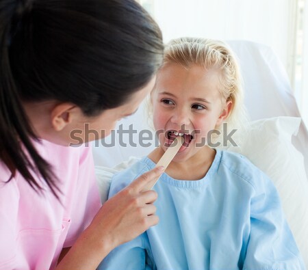 Medic băieţi temperatura spital Imagine de stoc © wavebreak_media