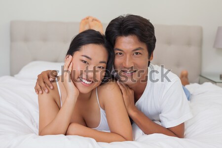 Zâmbitor cuplu folosind laptop dormitor dragoste om Imagine de stoc © wavebreak_media
