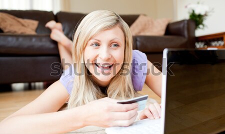 Gelukkig vrouw lezing boek woonkamer glimlach Stockfoto © wavebreak_media