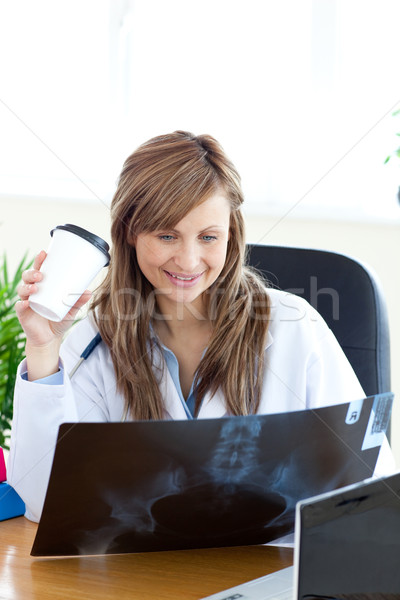 Boldog női orvos néz röntgenkép iroda Stock fotó © wavebreak_media
