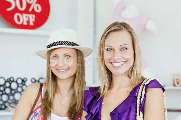 [[stock_photo]]: Cute · femmes · vêtements · ensemble · magasin