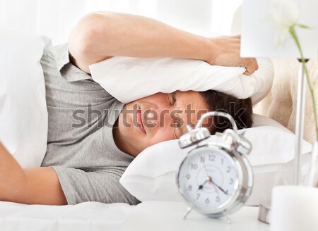 Foto stock: Hombre · mirando · despertador · cabeza · almohada
