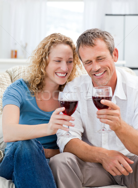 Coppia bere vino rosso soggiorno home donna Foto d'archivio © wavebreak_media