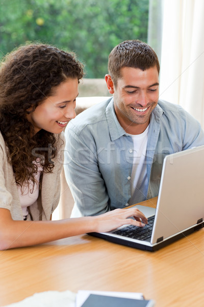 Foto d'archivio: Amanti · guardando · laptop · home · felice · lavoro