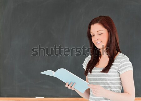 [[stock_photo]]: Femme · souriante · lecture · note · classe · sourire · école