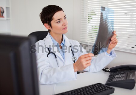 Jovem feminino médico olhando raio x sala de estar Foto stock © wavebreak_media