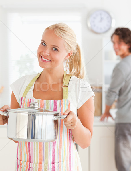 Portret femeie prezinta bucătărie zâmbet Imagine de stoc © wavebreak_media
