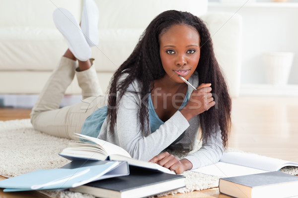 Jonge vrouwelijke student tapijt studeren werk Stockfoto © wavebreak_media