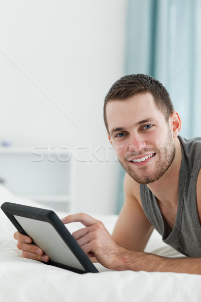 Porträt anziehend Mann Tablet-Computer Bauch Schlafzimmer Stock foto © wavebreak_media