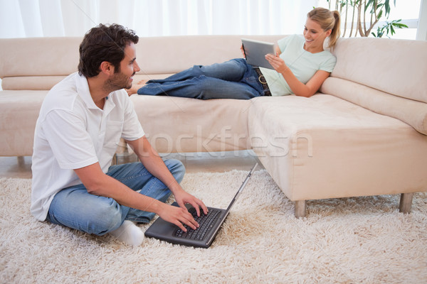 Mujer usando la computadora portátil salón ordenador amor Foto stock © wavebreak_media